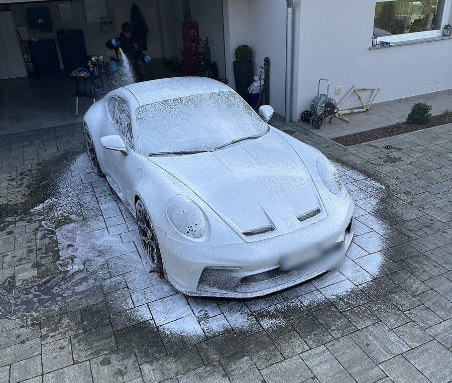 Porsche coperta di schiuma durante il lavaggio esterno