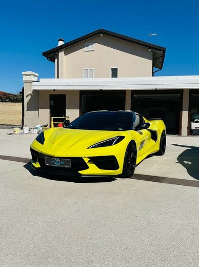 Corvette C8 gialla