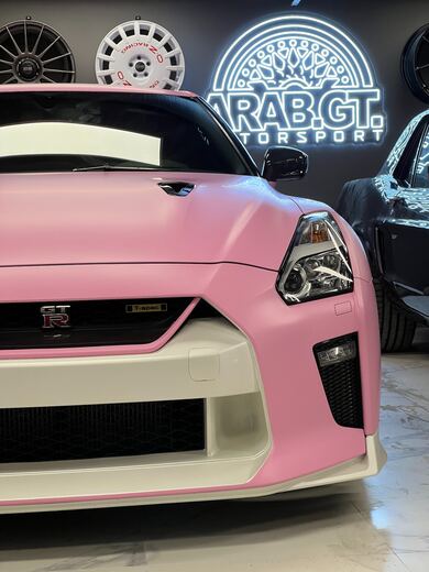 Nissan GT-R rosa