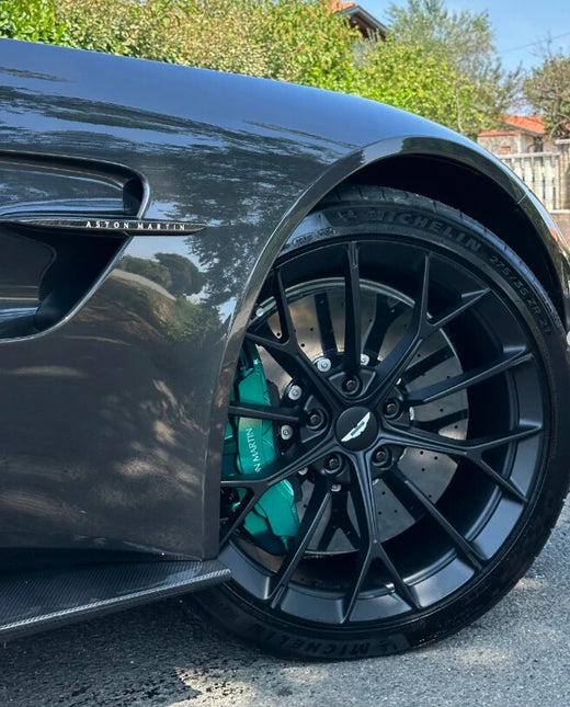 Aston Martin grigia dopo il detailing: cerchio e pinza