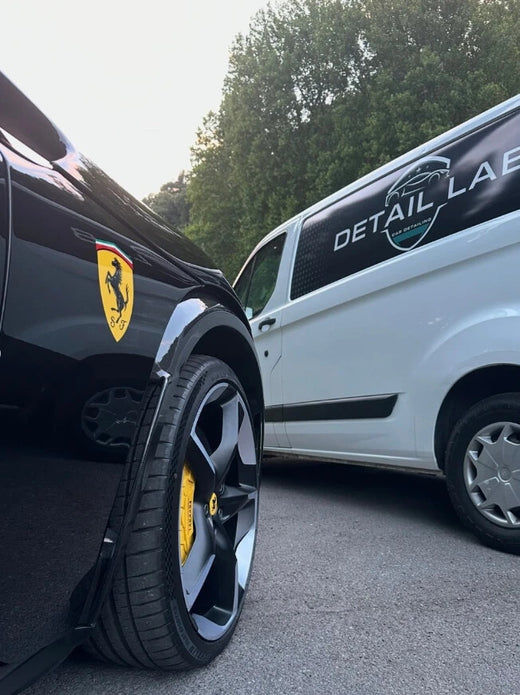 Ferrari nera accanto al furgone Detail Lab