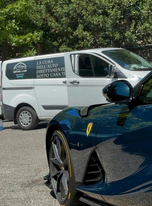 Furgone Detail Lab accanto a una Ferrari blu appena trattata