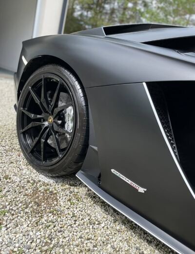 Lamborghini Aventador nera opaca