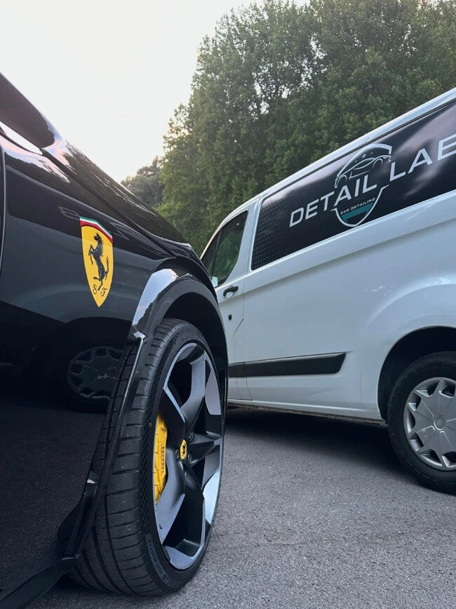 Ferrari nera accanto al furgone Detail Lab