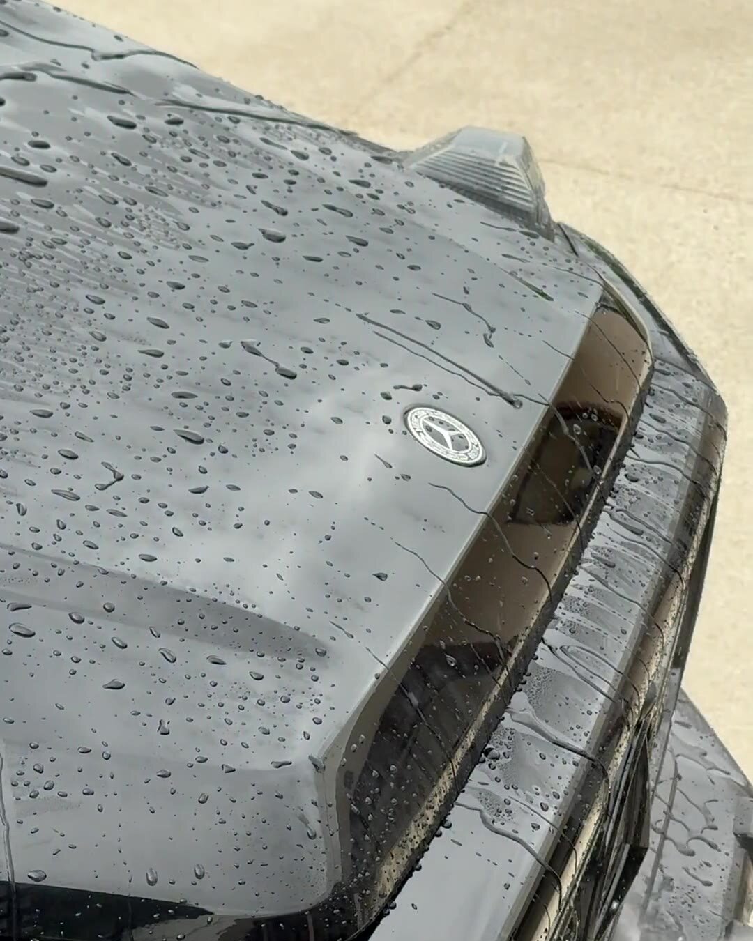 Gocce d'acqua sul cofano di una Mercedes Classe G trattata da Detail Lab