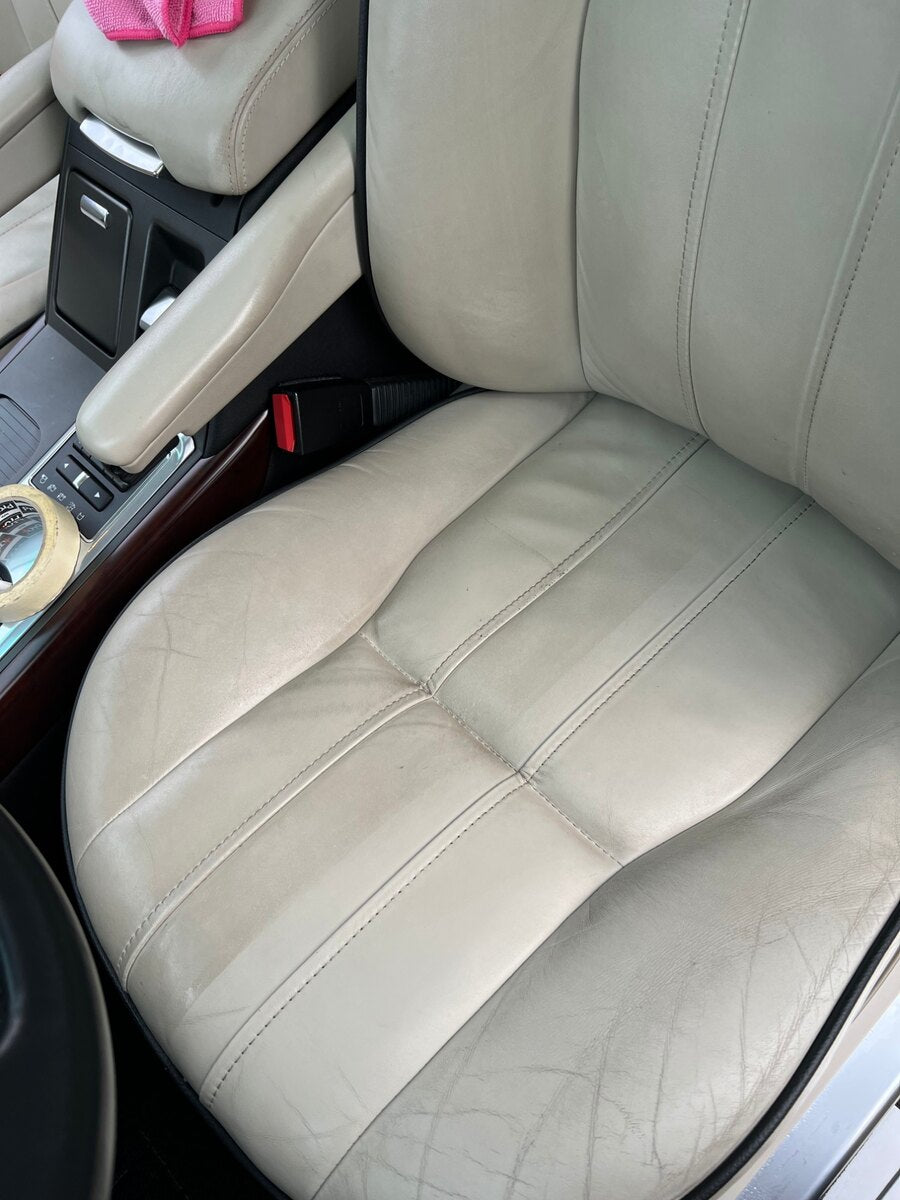 Sedile in pelle beige: metà prima e metà dopo la pulizia Detail Lab
